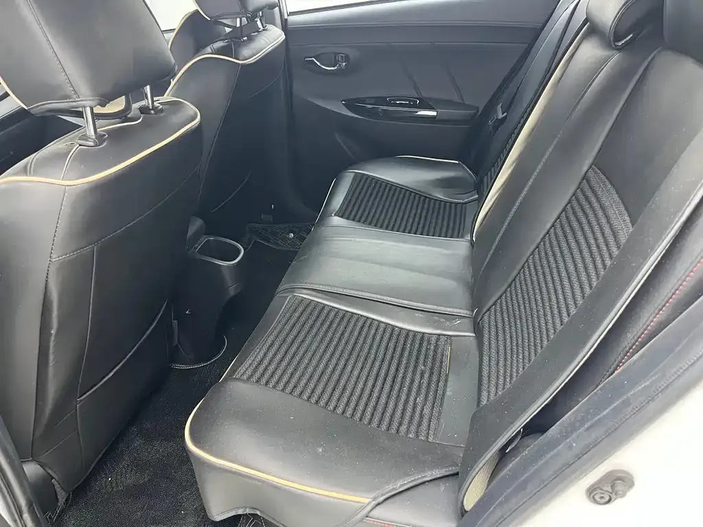 Toyota Yaris L — фото 9