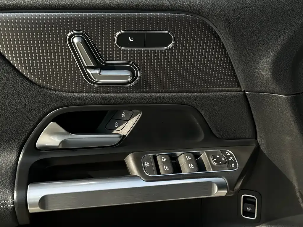 Mercedes-Benz GLB — фото 10