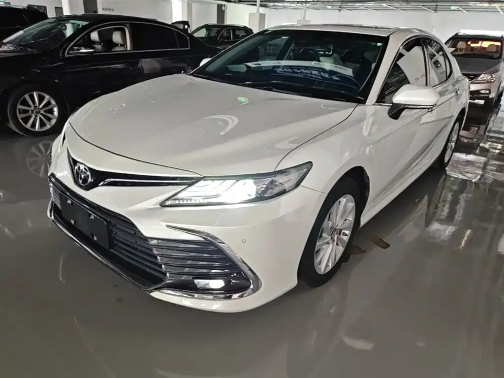 Toyota Camry — фото 2