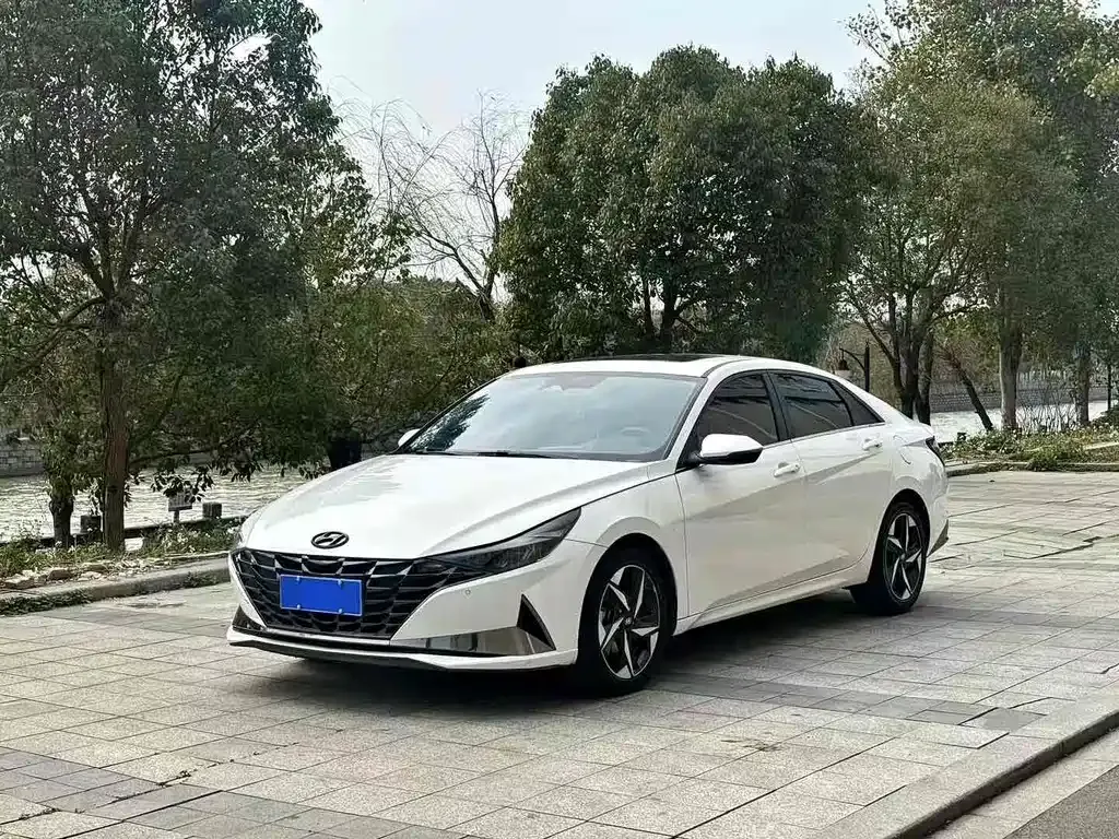 Hyundai Elantra — фото 1