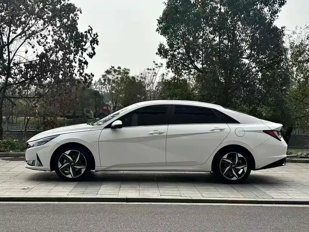 Hyundai Elantra — фото 8
