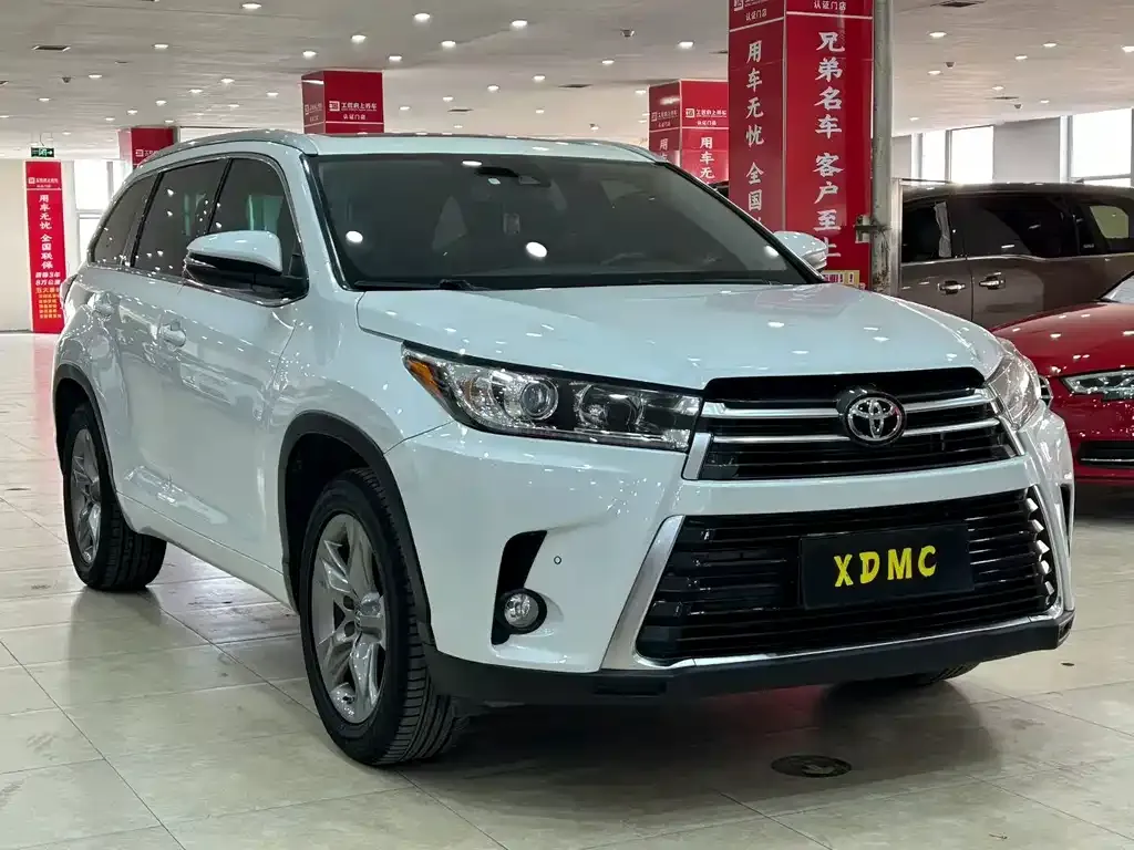 Toyota Highlander — фото 1