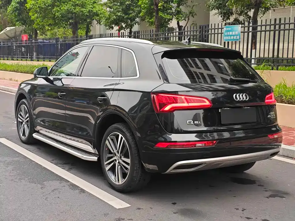 Audi Q5L — фото 5