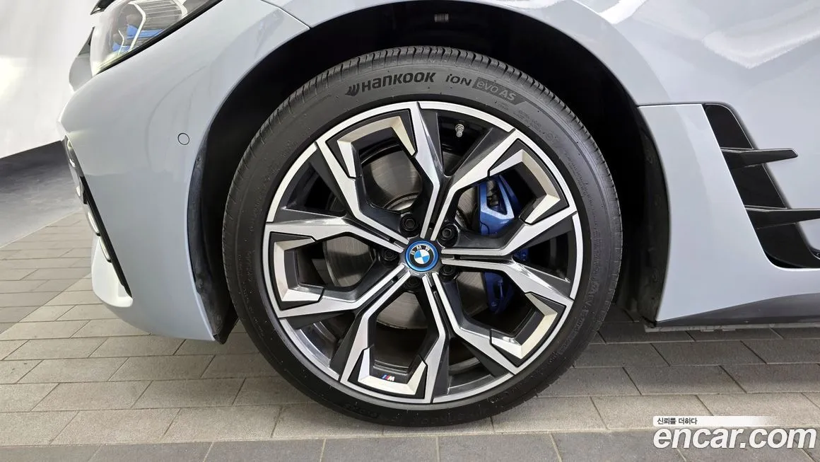 BMW i4 — фото 10