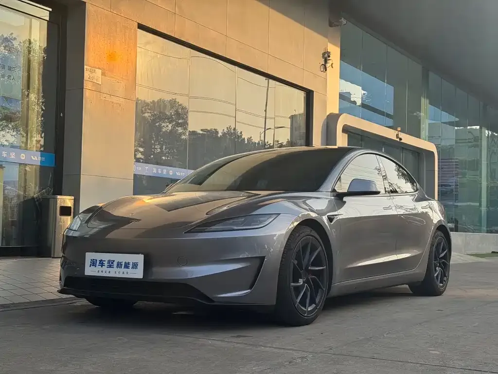 Tesla Model 3 — фото 1