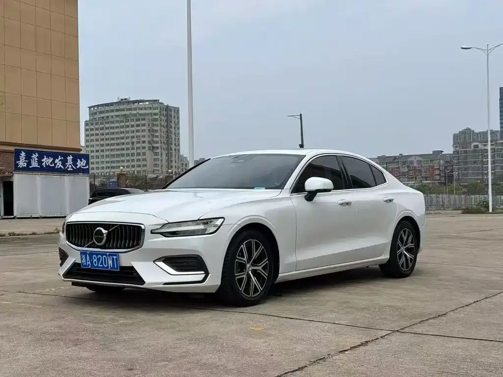Volvo S60 — фото 1