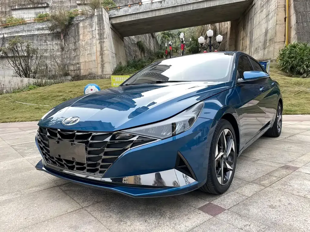Hyundai Elantra — фото 1