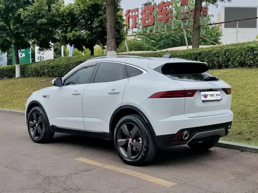 Jaguar E-PACE — фото 10