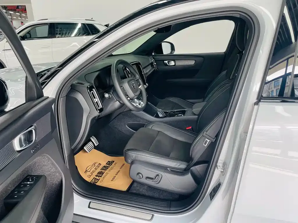 Volvo XC40 NEV — фото 2