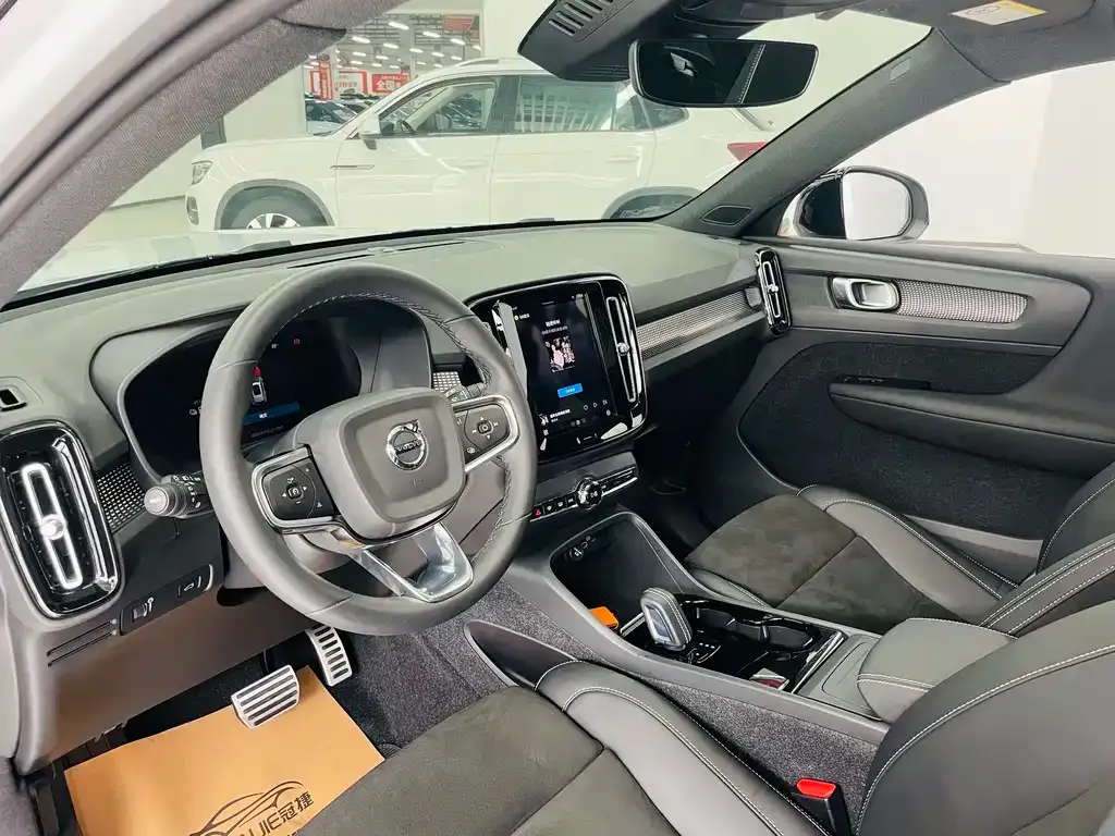 Volvo XC40 NEV — фото 10