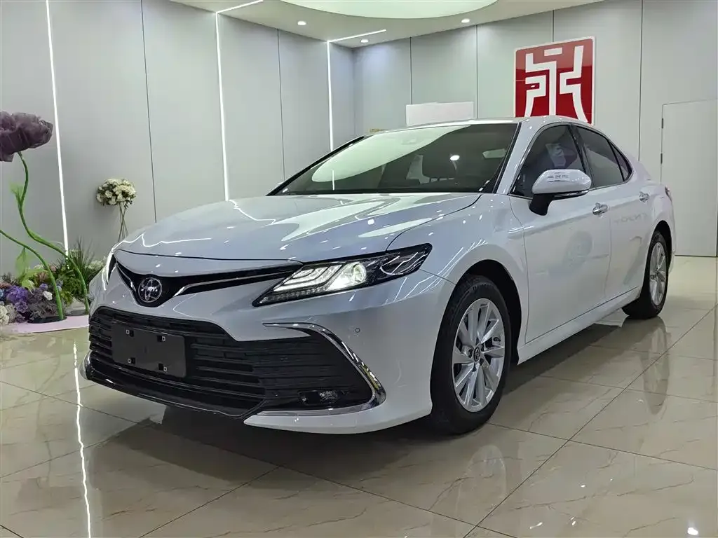 Toyota Camry — фото 1