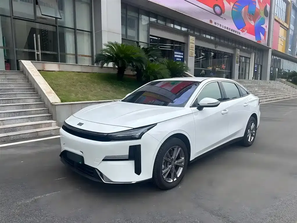 Geely Galaxy L6 — фото 1