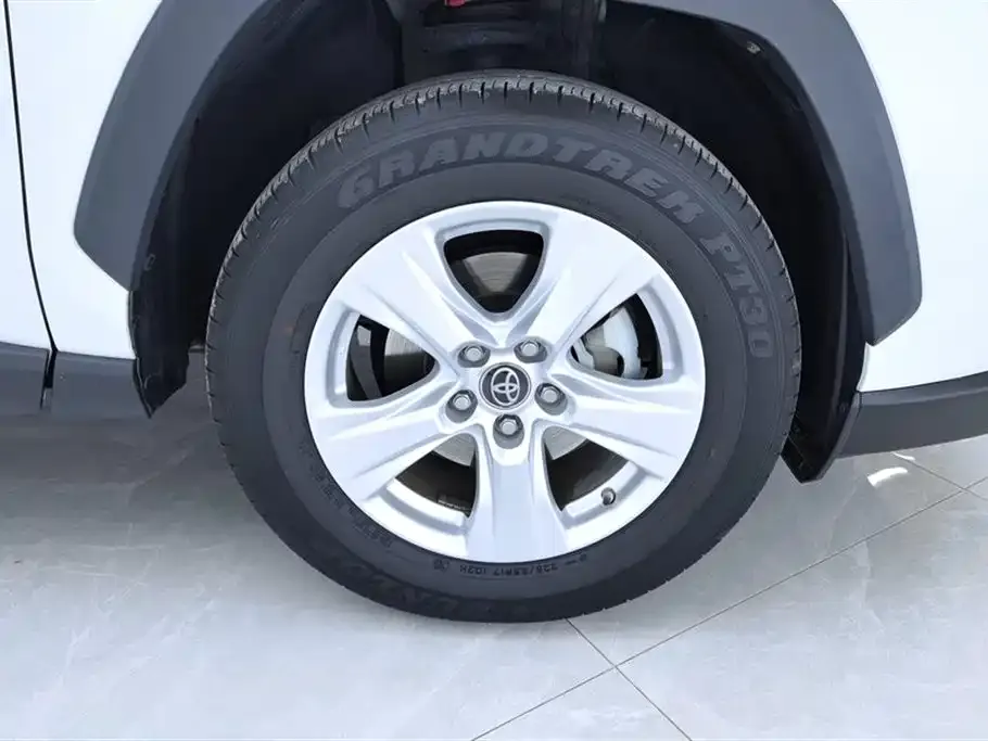 Toyota RAV4 — фото 8