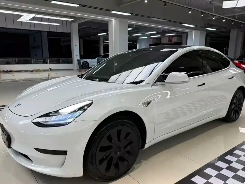 Tesla Model 3 — фото 1