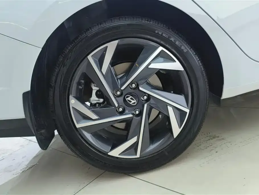 Hyundai Elantra — фото 7