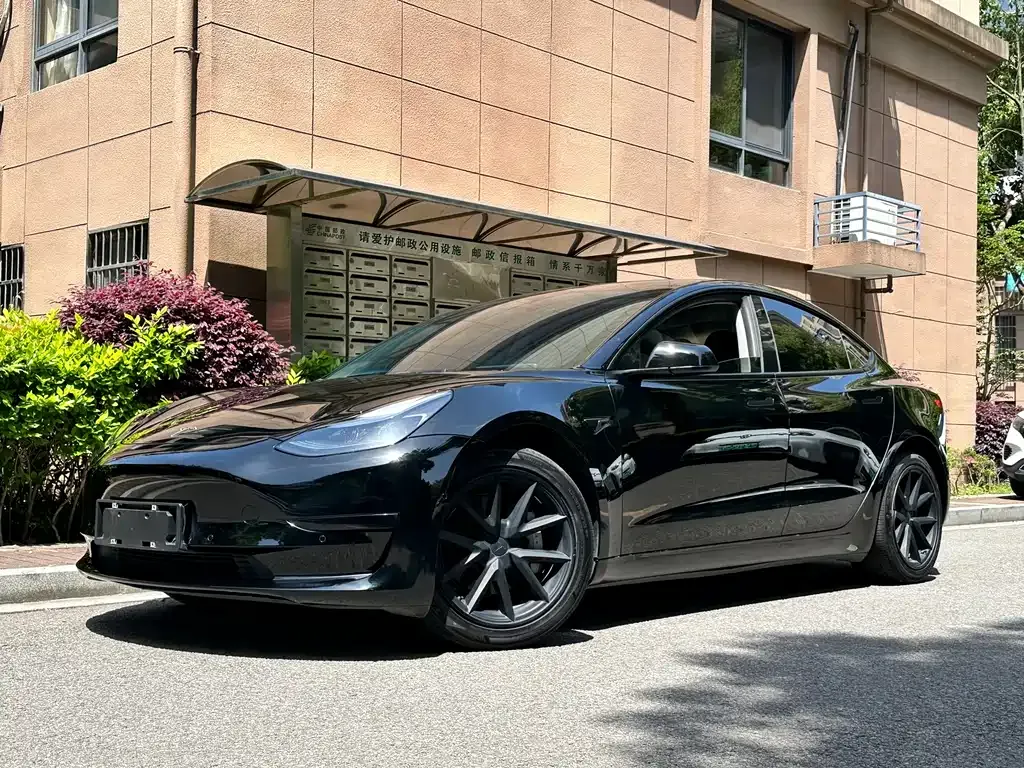Tesla Model 3 — фото 1