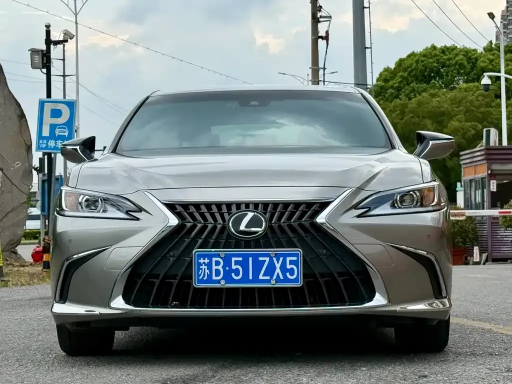Lexus ES — фото 1