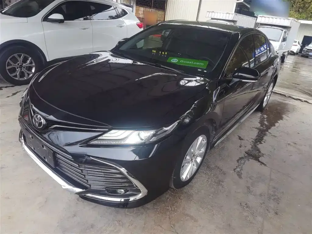 Toyota Camry — фото 1