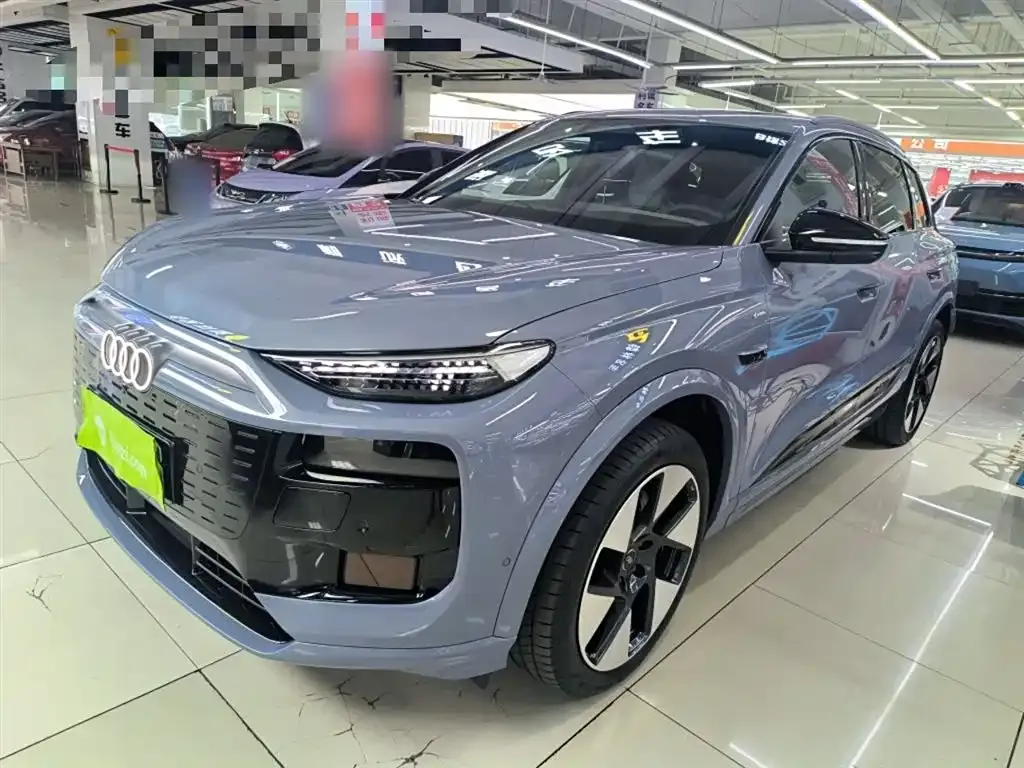 Audi Q6L e-tron — фото 1