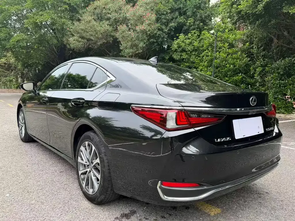 Lexus ES — фото 10