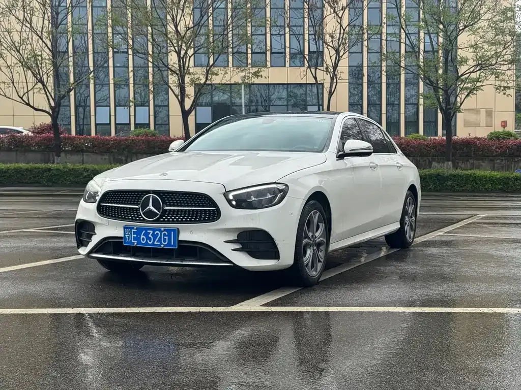 Mercedes-Benz E-Class — фото 1