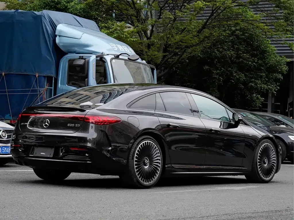 Mercedes-Benz EQS AMG — фото 10