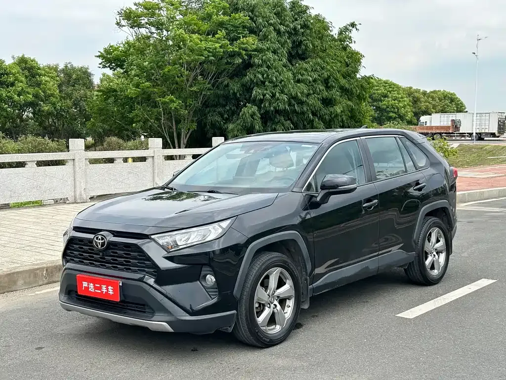 Toyota RAV4 — фото 1