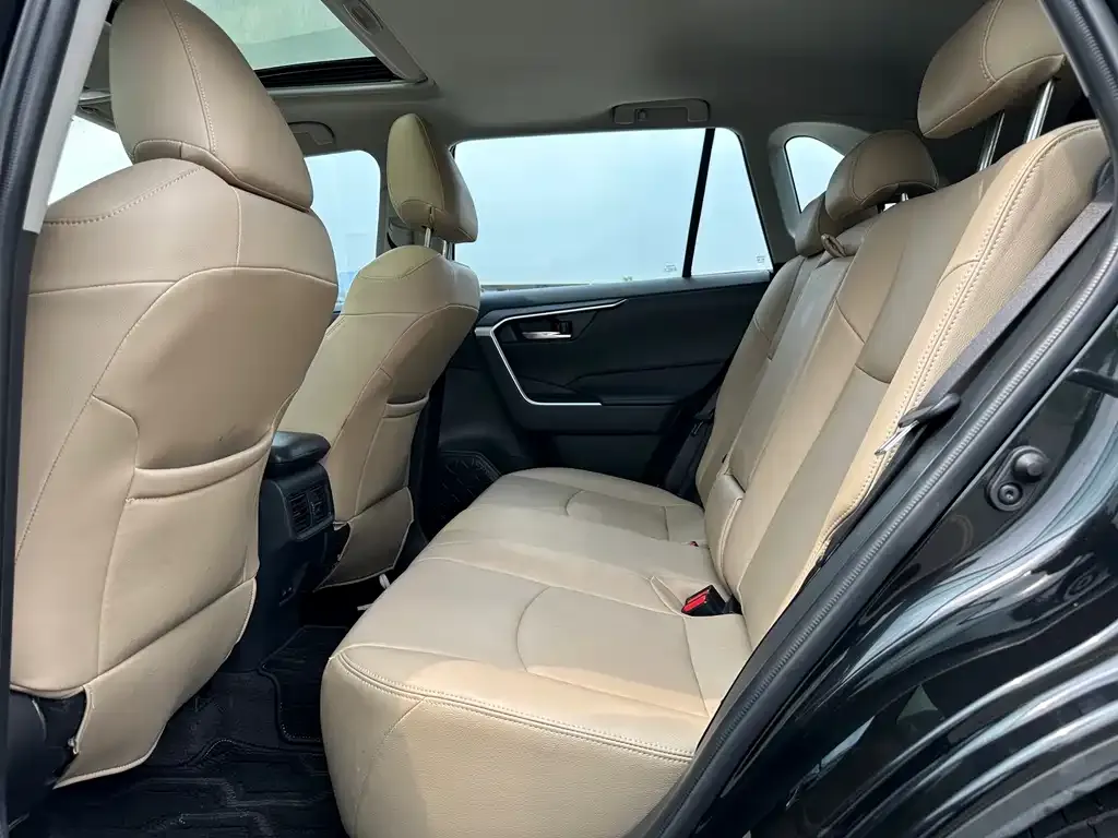 Toyota RAV4 — фото 2