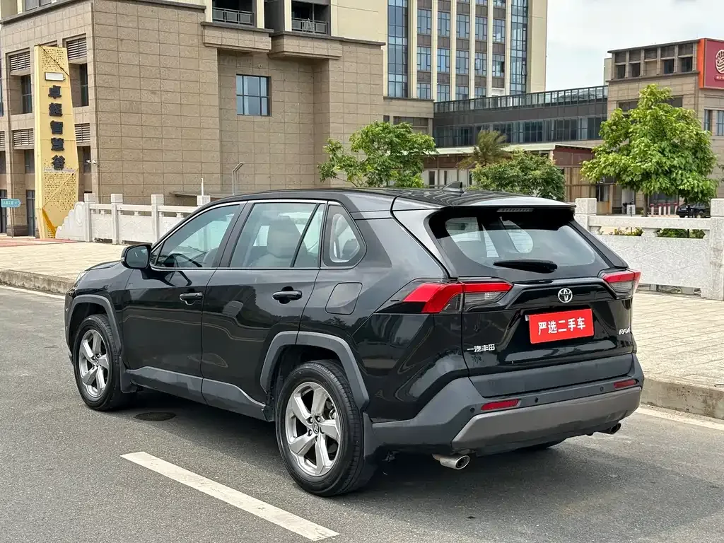 Toyota RAV4 — фото 6