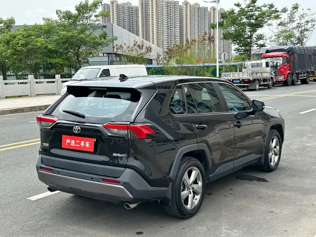 Toyota RAV4 — фото 10