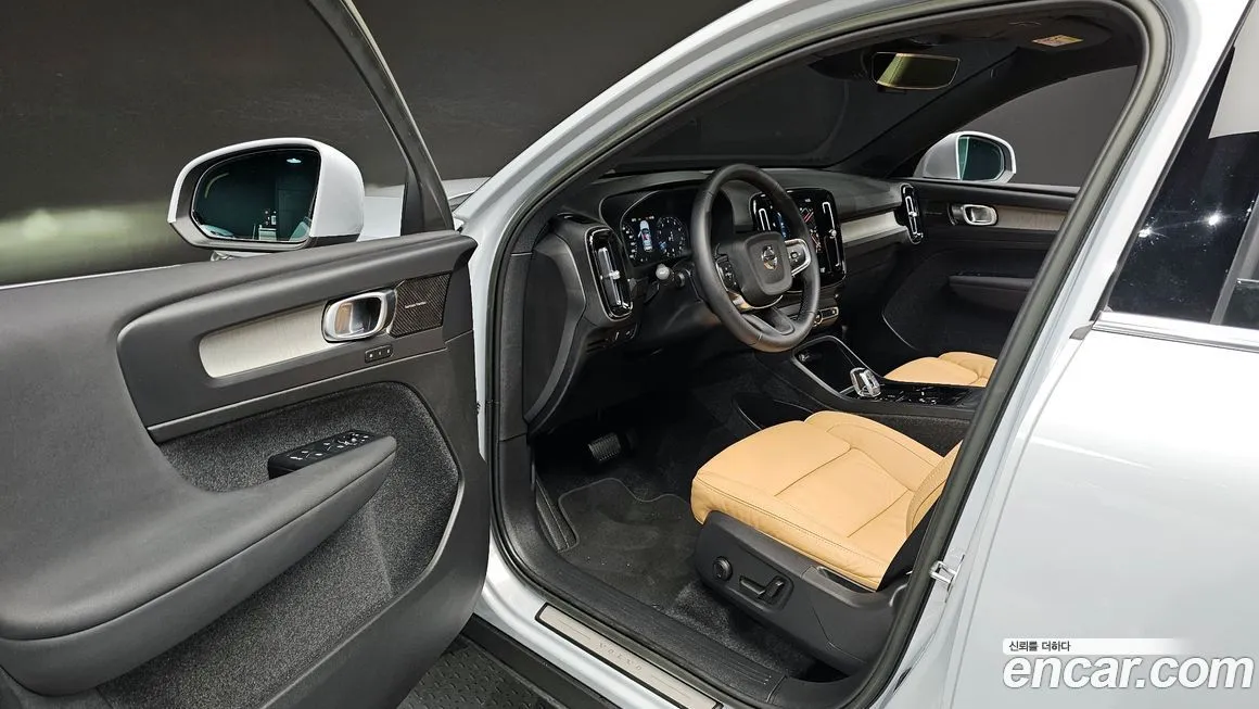 Volvo XC40 — фото 7
