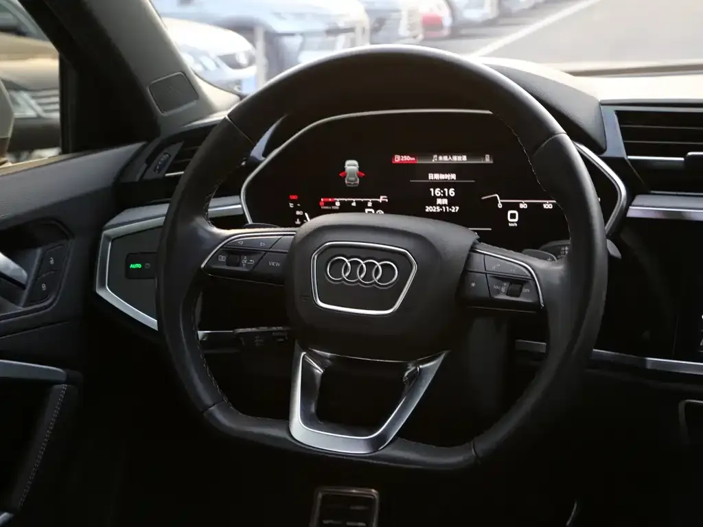 Audi Q3 — фото 4