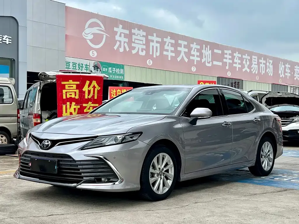 Toyota Camry — фото 1