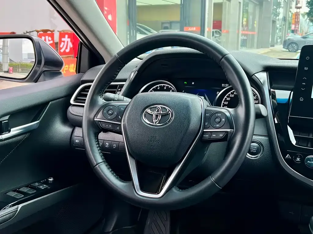 Toyota Camry — фото 8