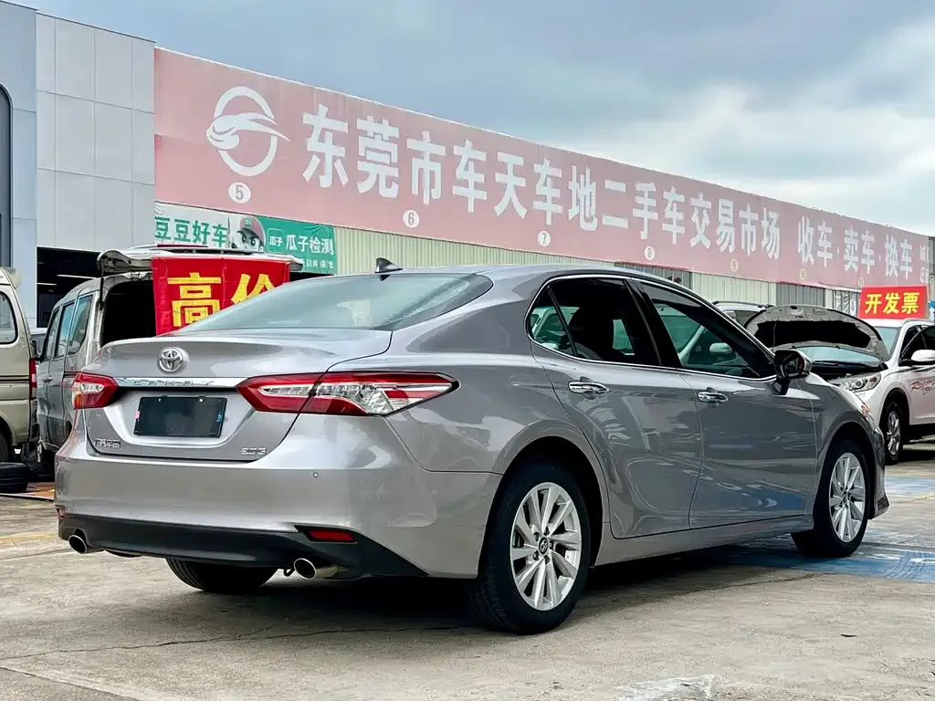 Toyota Camry — фото 4