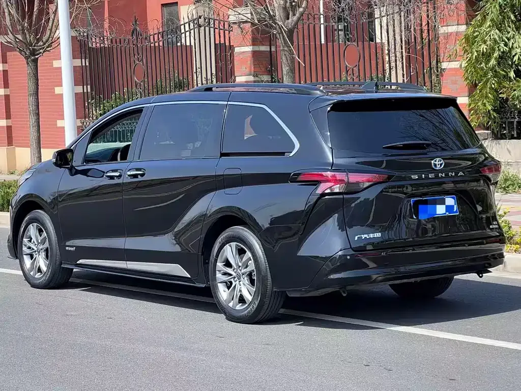 Toyota Sienna — фото 5