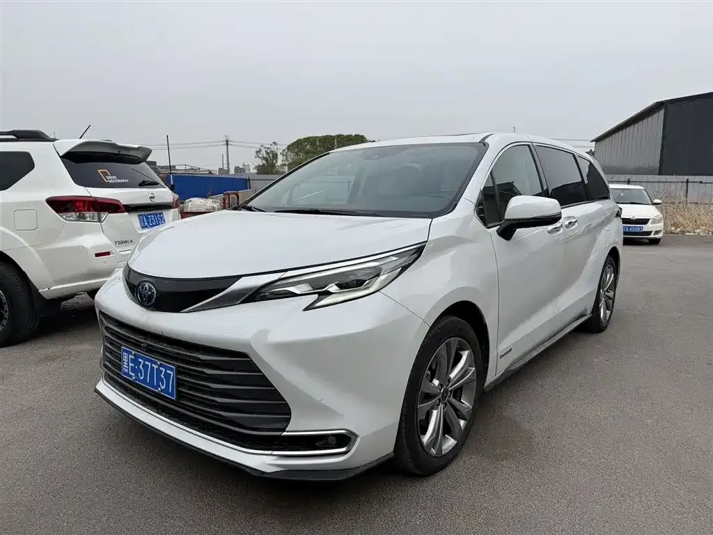 Toyota Sienna — фото 1
