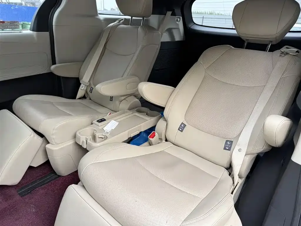Toyota Sienna — фото 9