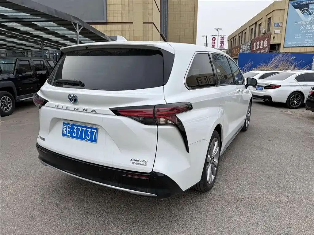 Toyota Sienna — фото 2