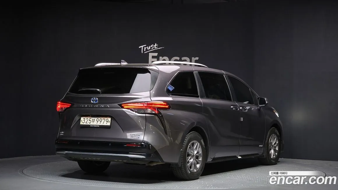 Toyota Sienna — фото 2