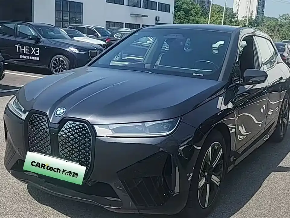 BMW iX — фото 1