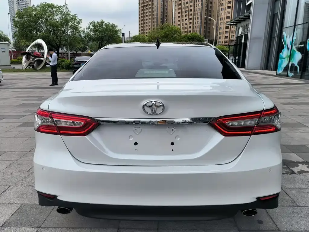 Toyota Camry — фото 5
