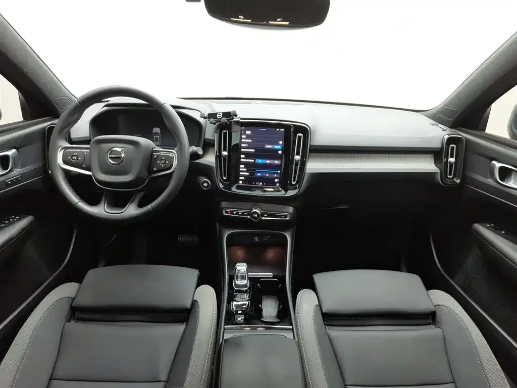 Volvo XC40 — фото 10
