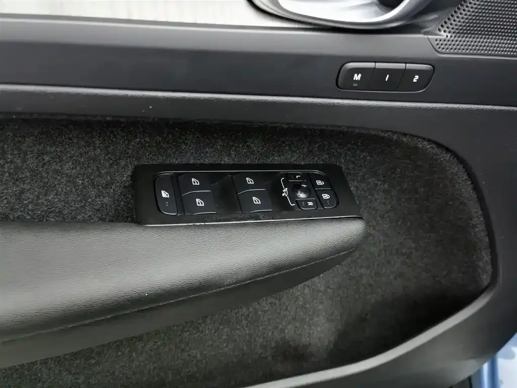 Volvo XC40 — фото 9