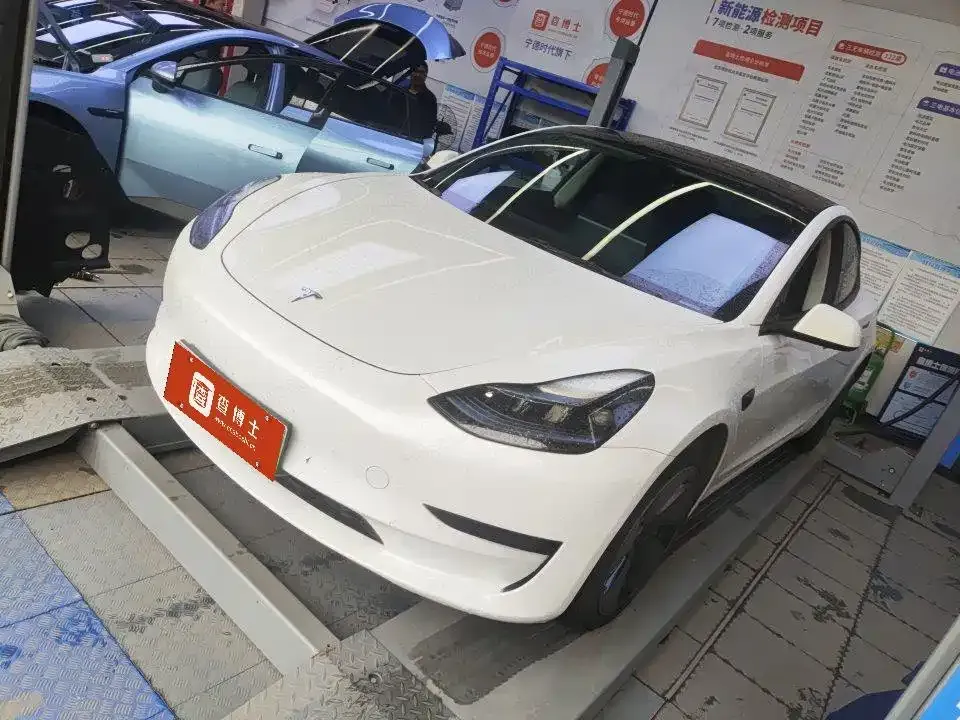 Tesla Model 3 — фото 1