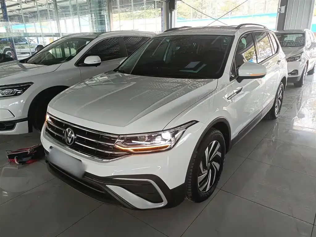 Volkswagen Tiguan L — фото 10