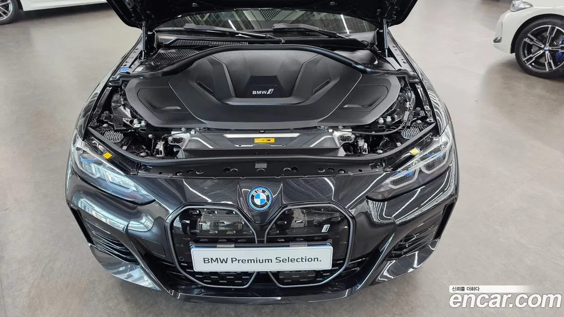 BMW i4 — фото 10