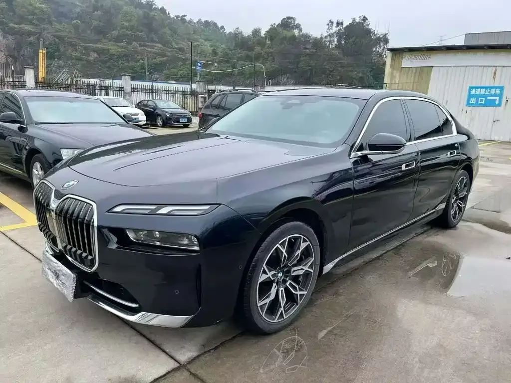 BMW 7 Series — фото 1