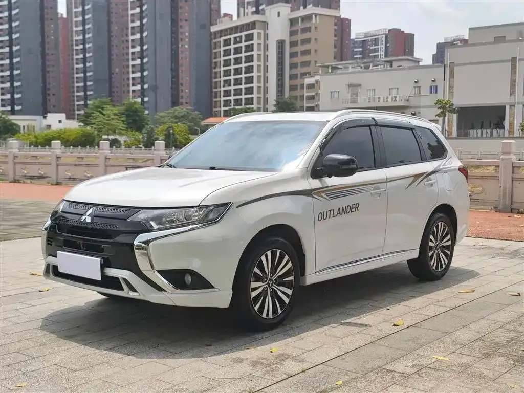 Mitsubishi Outlander — фото 1