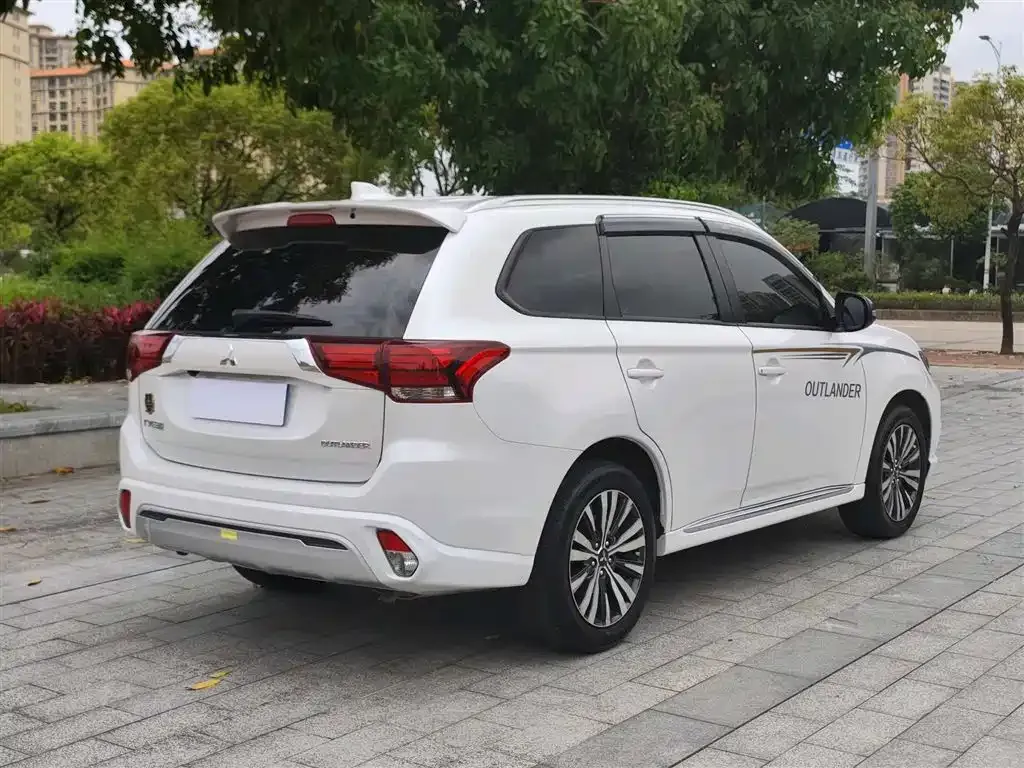Mitsubishi Outlander — фото 9
